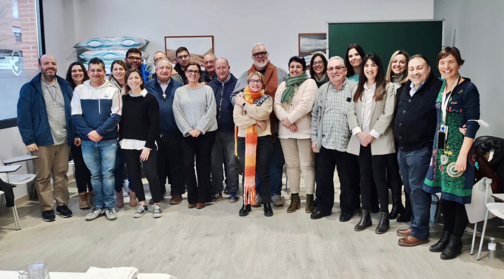El miércoles 25 de enero, en nuestra Casa Familiar de Huesca tuvo lugar el primer encuentro de zona para los superiores y direcciones de las Casas Familiares y las coordinaciones de la Fundacion, con los hermanos del Gobierno General.  En un ambiente distendido y fraterno, fueron presentadas las líneas generales de cada Área del Gobierno General, y cada Casa Familiar, Centros y Proyectos de Fundación de la zona, dieron a conocer su trabajo, dificultades, oportunidades y retos.  Un día para reforzar el senti
