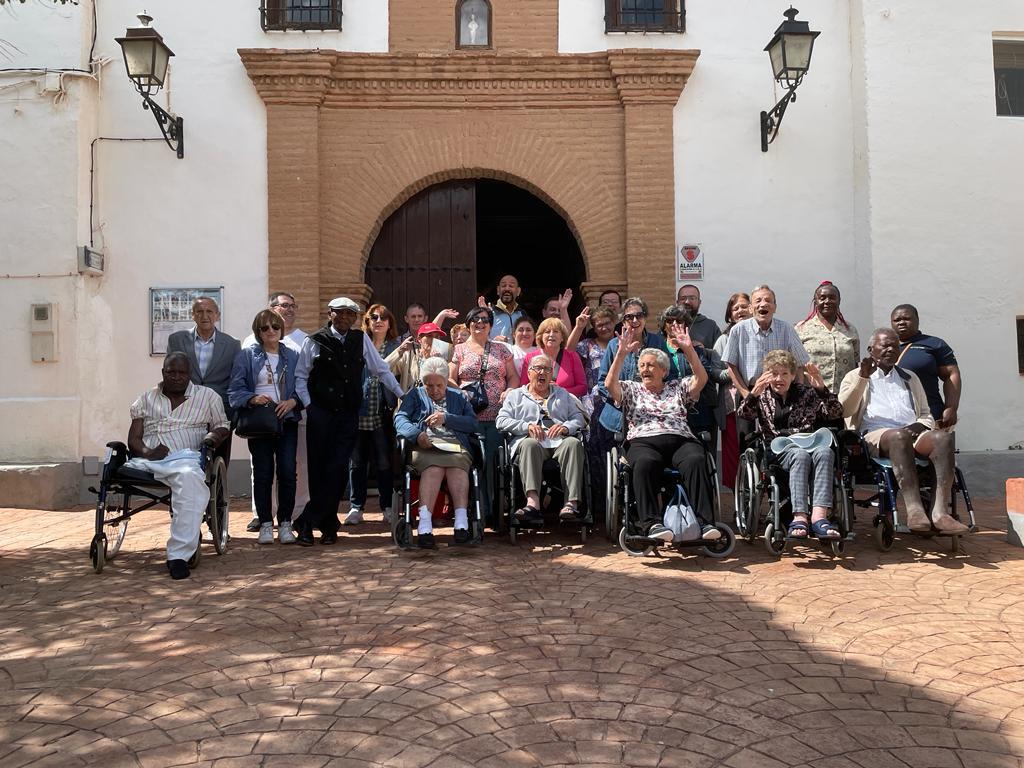 Residentes de la Casa Familiar de Almería en la Plaza de la Ermita de Nuestra Señora de la Presentación