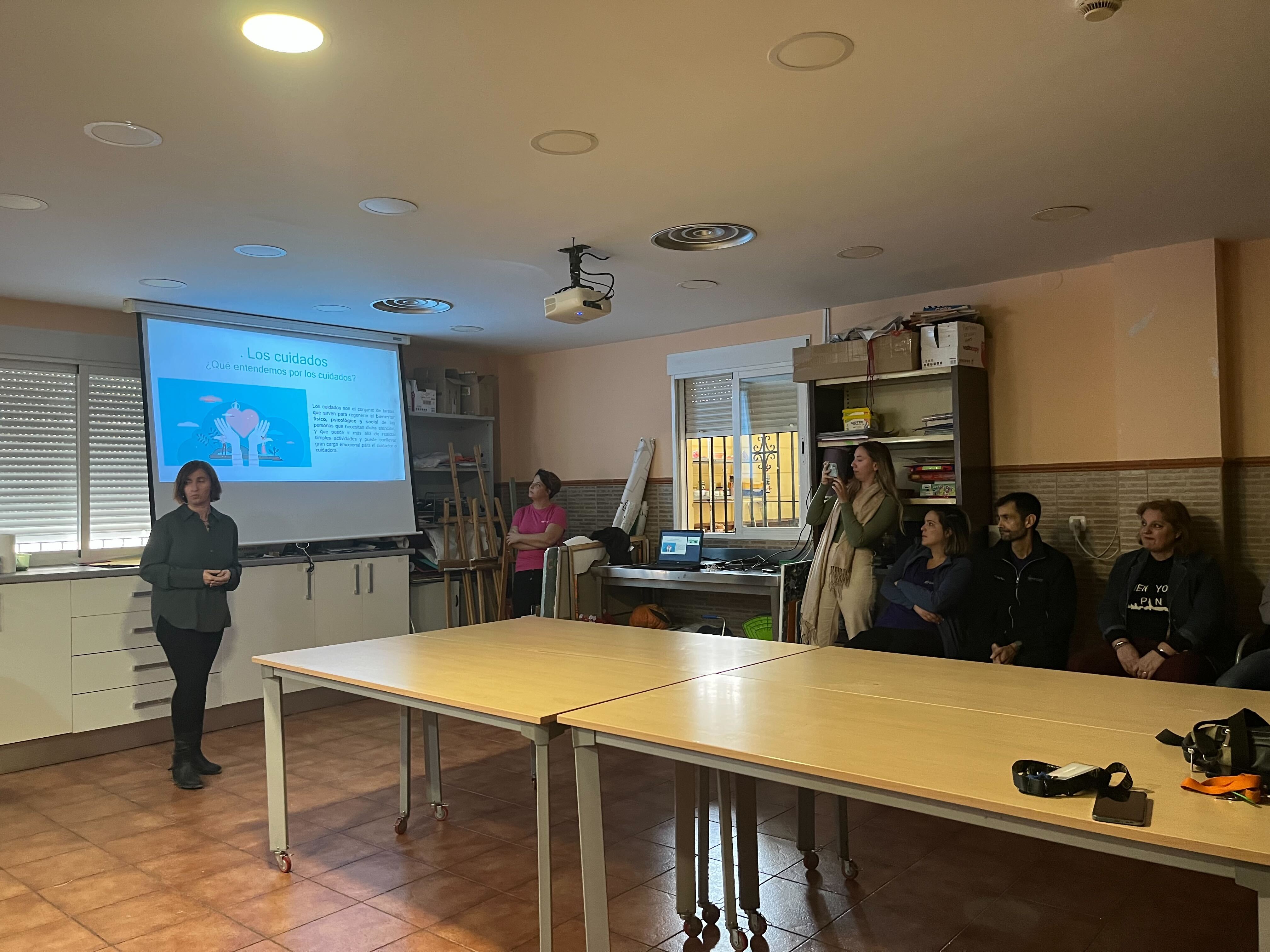 Profesora impartiendo curso de igualdad