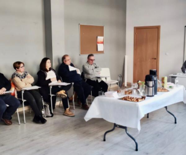 El miércoles 25 de enero, en nuestra Casa Familiar de Huesca tuvo lugar el primer encuentro de zona para los superiores y direcciones de las Casas Familiares y las coordinaciones de la Fundacion, con los hermanos del Gobierno General.  En un ambiente distendido y fraterno, fueron presentadas las líneas generales de cada Área del Gobierno General, y cada Casa Familiar, Centros y Proyectos de Fundación de la zona, dieron a conocer su trabajo, dificultades, oportunidades y retos.  Un día para reforzar el senti