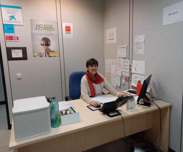 Mª. Eugenia en su puesto de trabajo