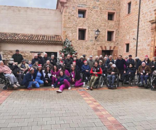 Foto familiar navideña de todo el equipo que forma la Casa Familiar de Gea antes de la interpretación de villancicos en la Iglesia de la casa a mano de los niños del colegio de Gea.  Lugar: patio de nuestra casa. 
