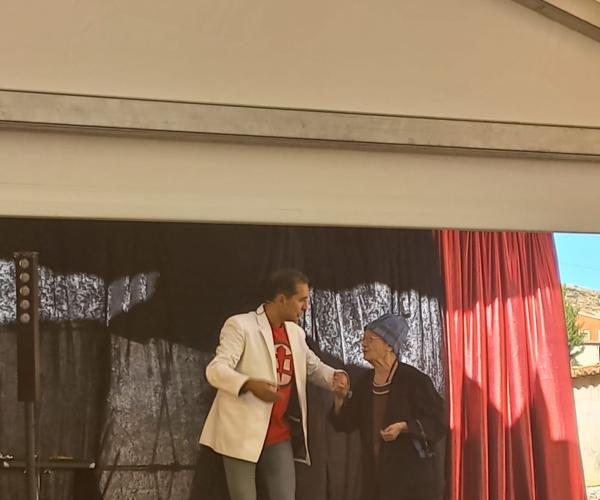 Residente participando en la actuación del mago Carlos Madrid en la fiesta de las familias de la casa, en la cual asisten todas las familias para pasar un día agradable con sus familiares. 