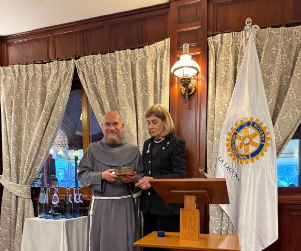 Entrega de premios Rotary Club La Laguna a  los Hermanos Franciscanos de Cruz Blanca